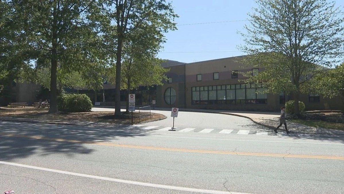 Stranger grabbed a Maine middle-schooler while she was walking to school