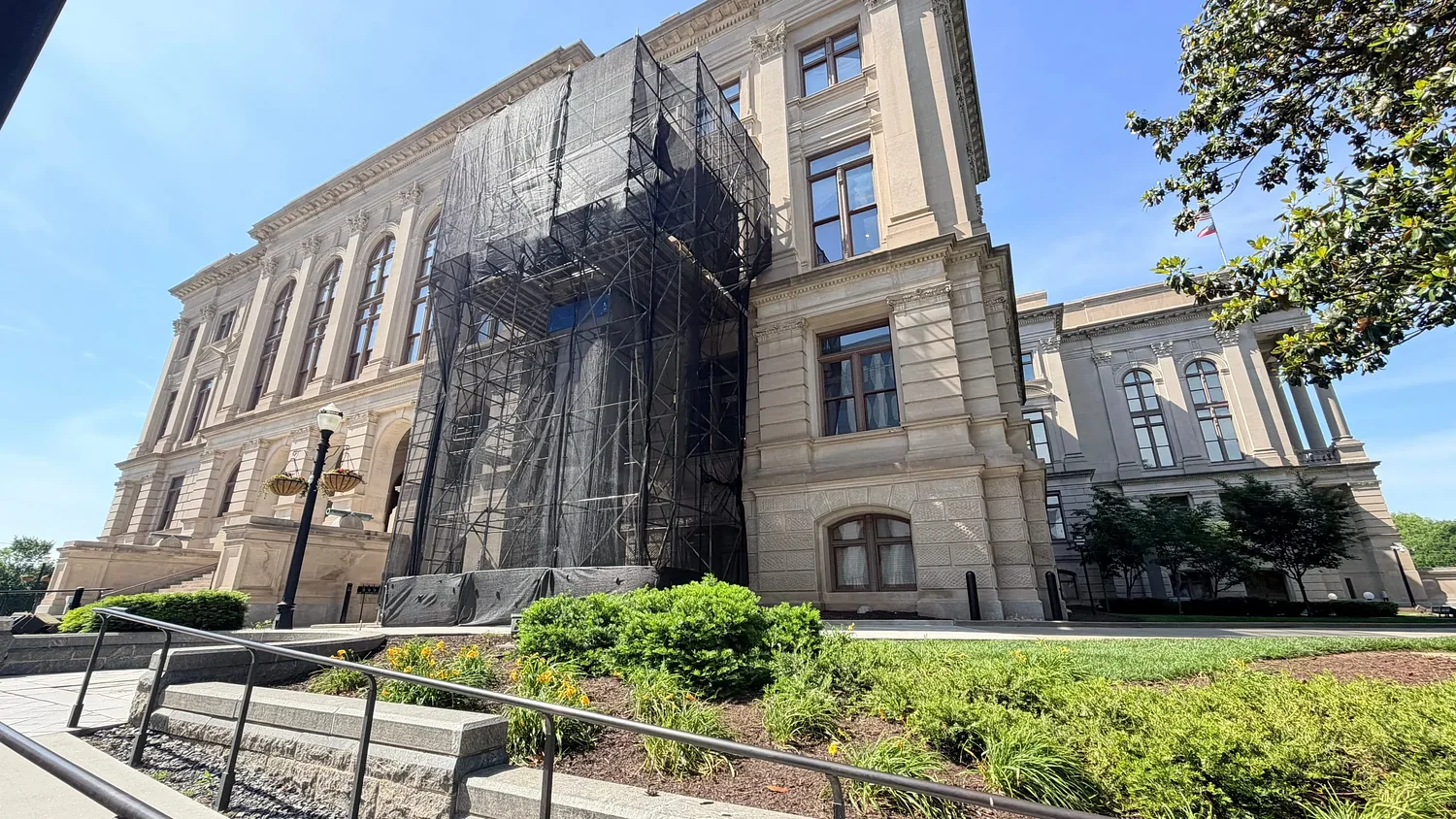 Skybridge installation at Georgia State Capitol draws criticism