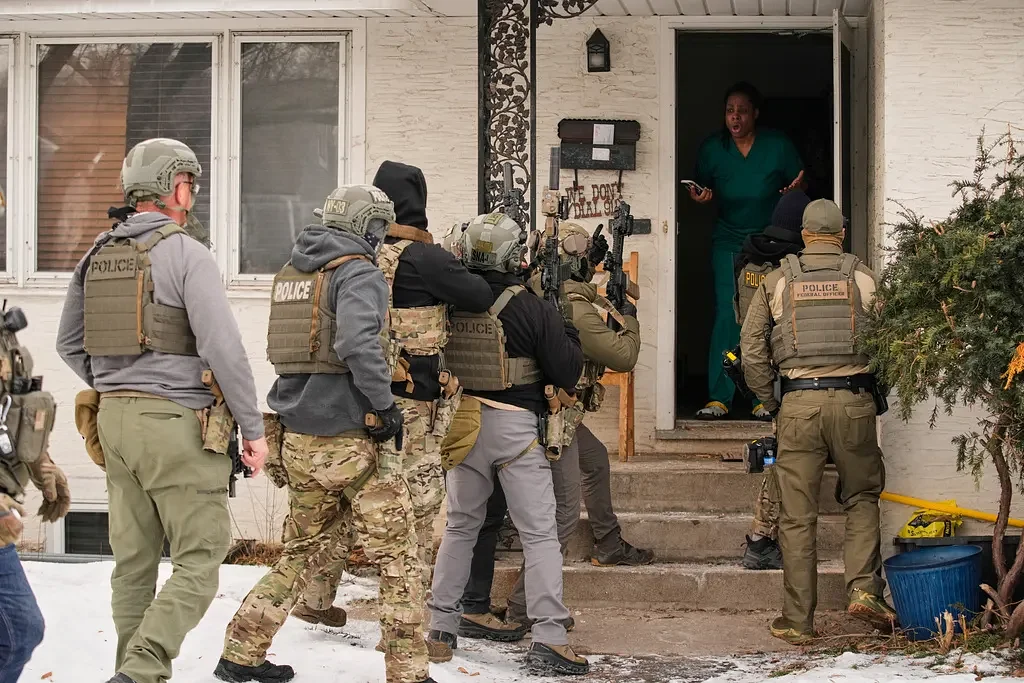 Immigration officers assert sweeping power to enter homes without a judge's warrant, memo says