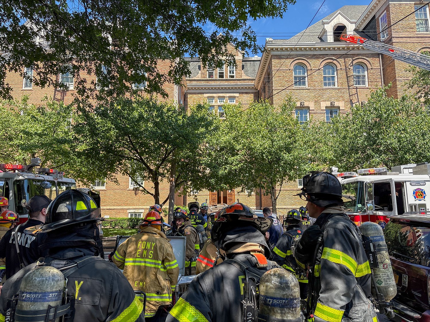 FDNY battles 4-alarm fire at landmark senior apartment building on Staten Island