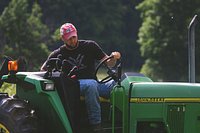 Texans tight end uses football 'day job' to fuel childhood farming passion