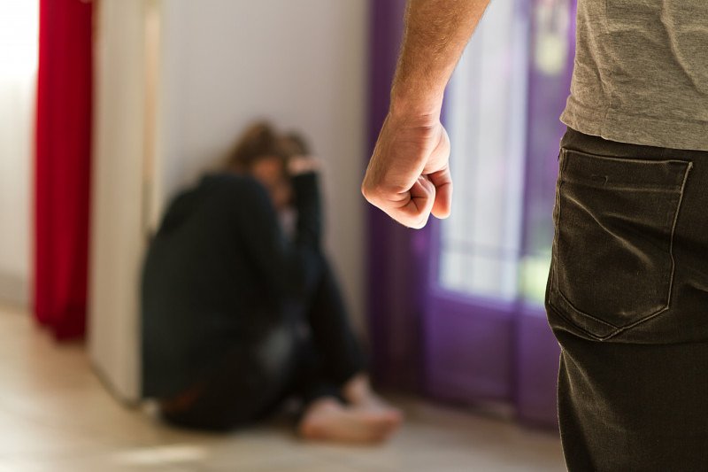 Tentativă de viol și agresiune la Sadu cu partenerul de față