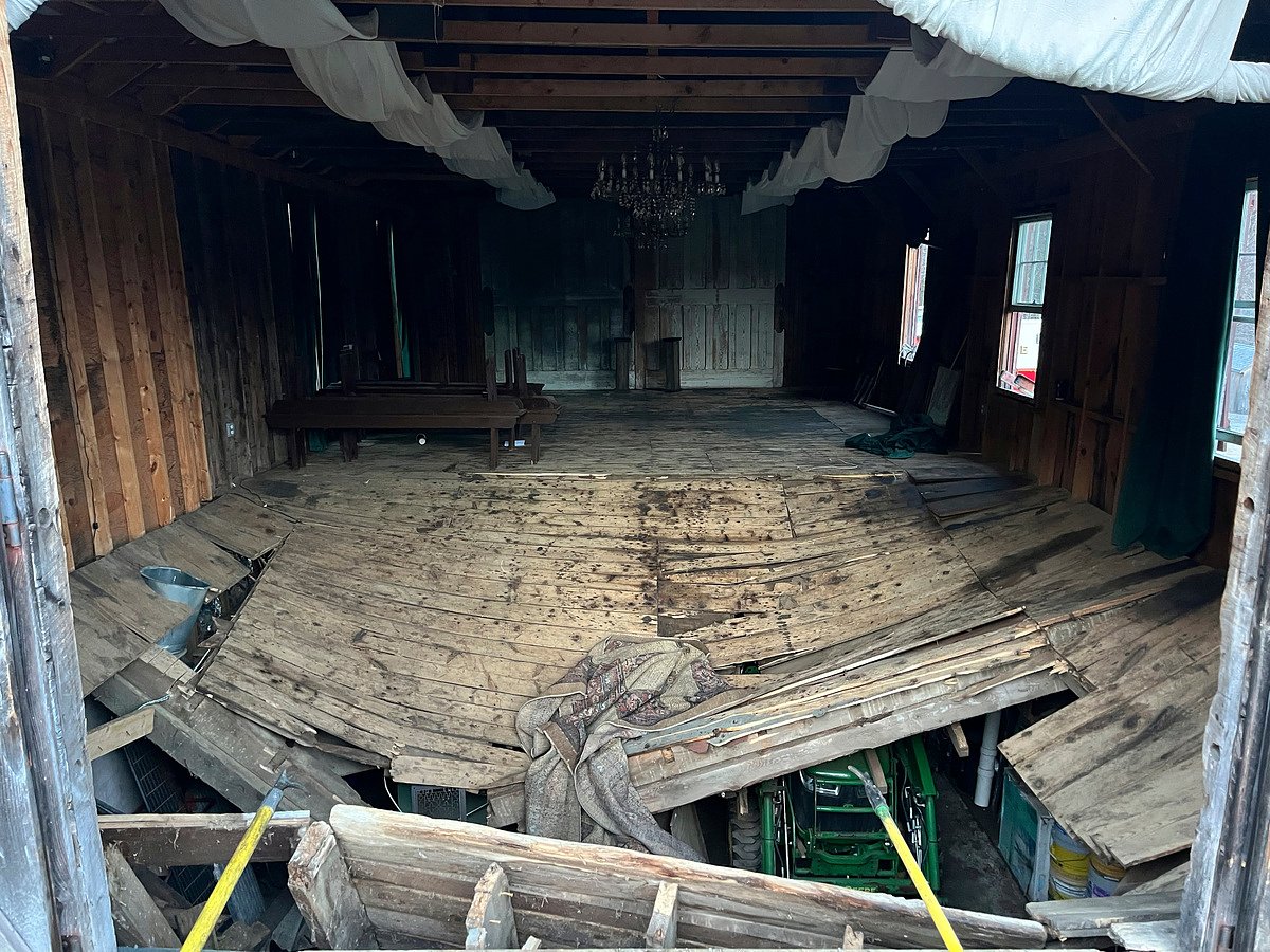 6 injured after floor collapses at New Hampshire wedding venue
