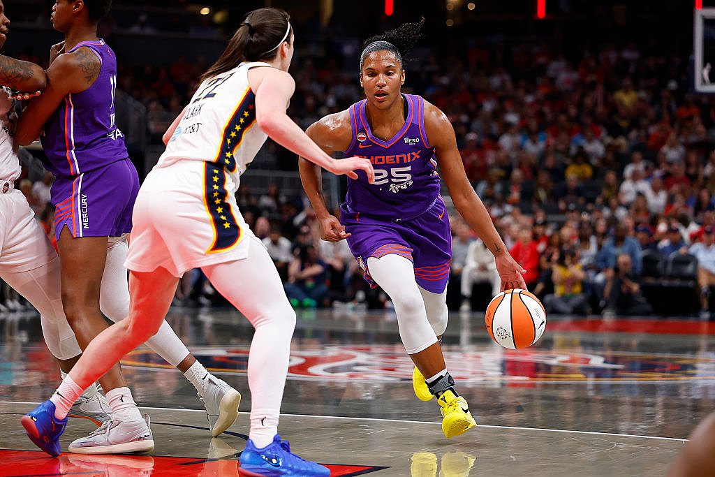 Here’s what everyone is saying about Alyssa Thomas’ ‘cheap shot’ on Caitlin Clark