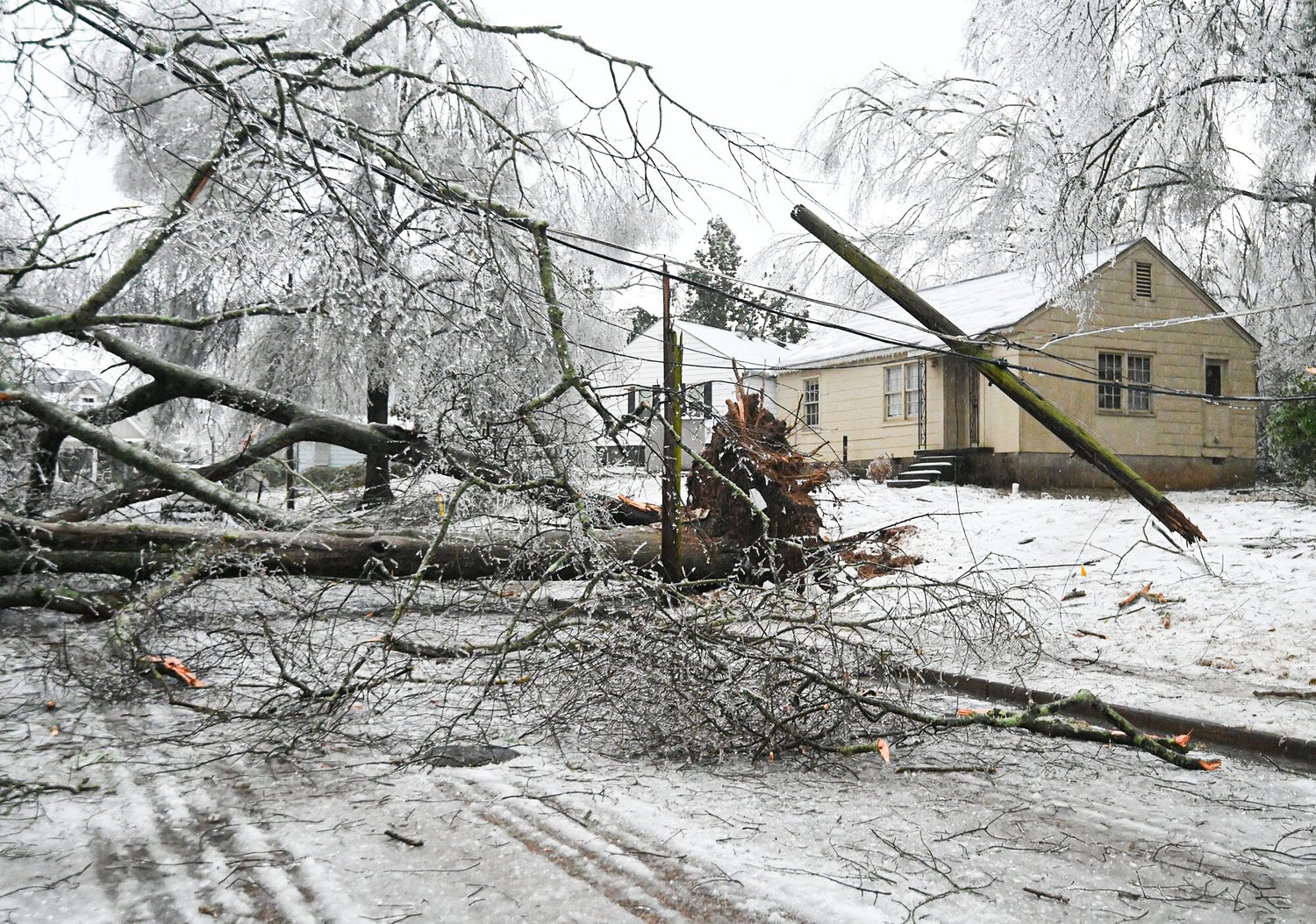 Lawmakers revive ice storm relief after governor’s veto