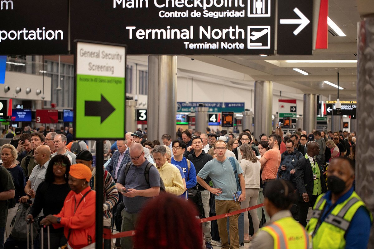 Senate votes to restore airport security funding, but immigration dispute remains unresolved