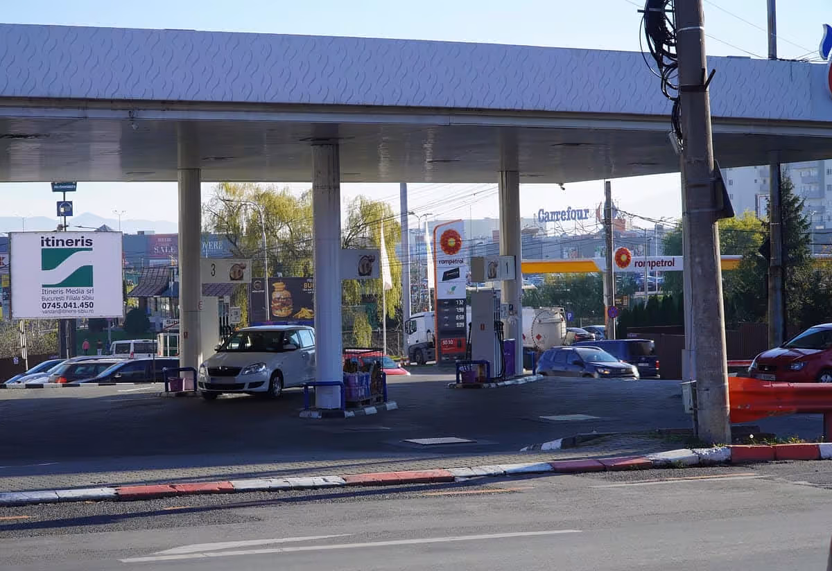 Scumpiri în lanț la carburanți: din august, fiecare litru va costa semnificativ mai mult