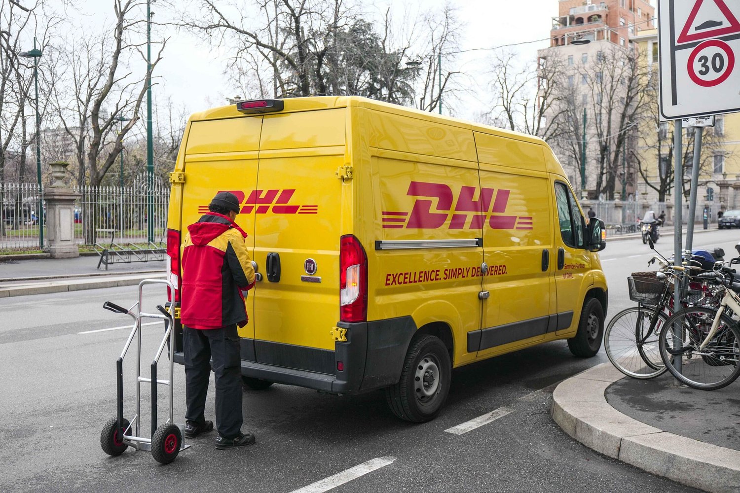 Comanzi din străinătate? DHL anunță creșteri de preț la livrările în România