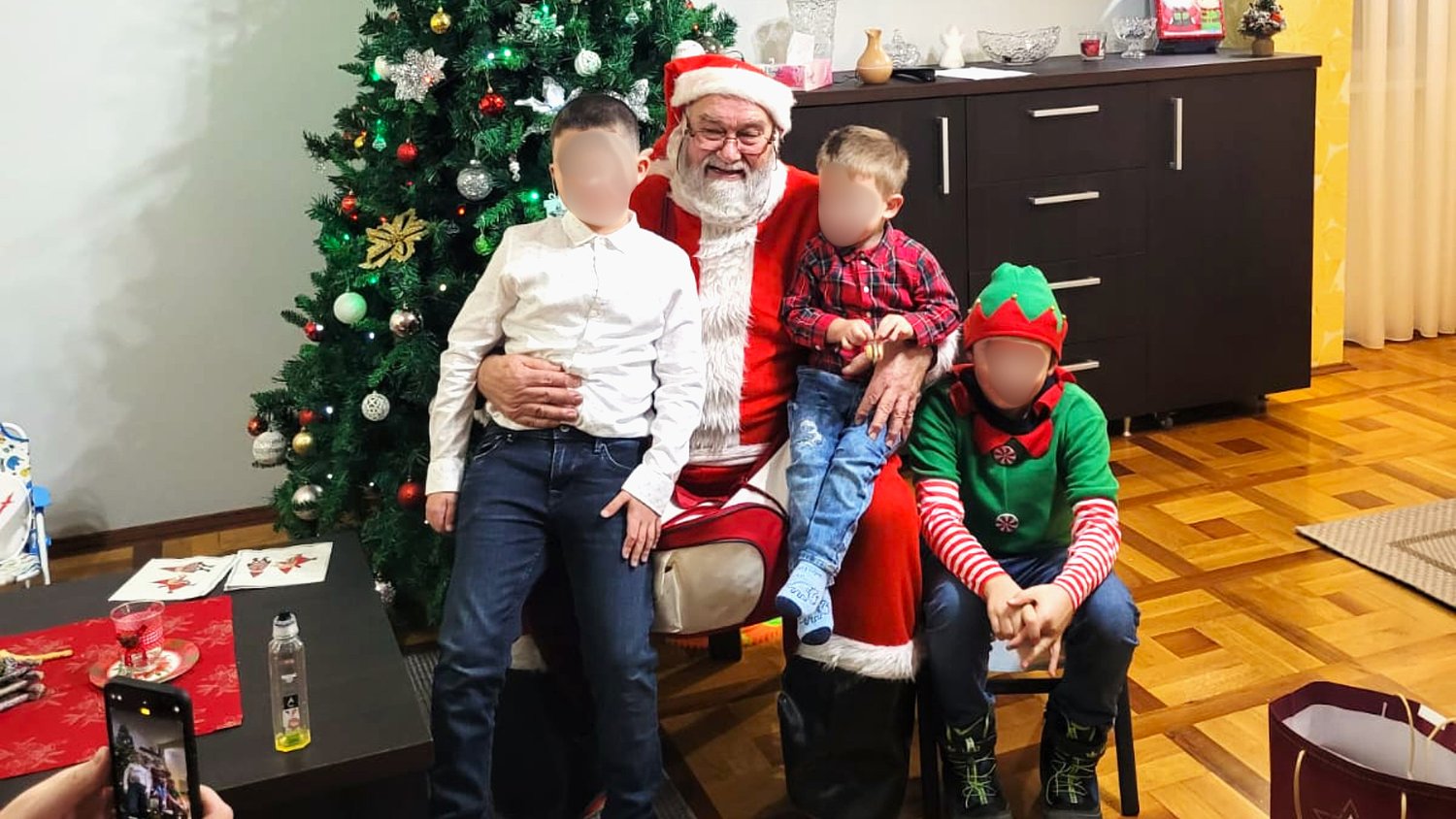 Adevăratul Moș Crăciun trăiește în Sibiu: Povestea uimitoare a lui Gheorghe Stoiță, care de 40 de ani aduce magie pentru mii de copii / video foto
