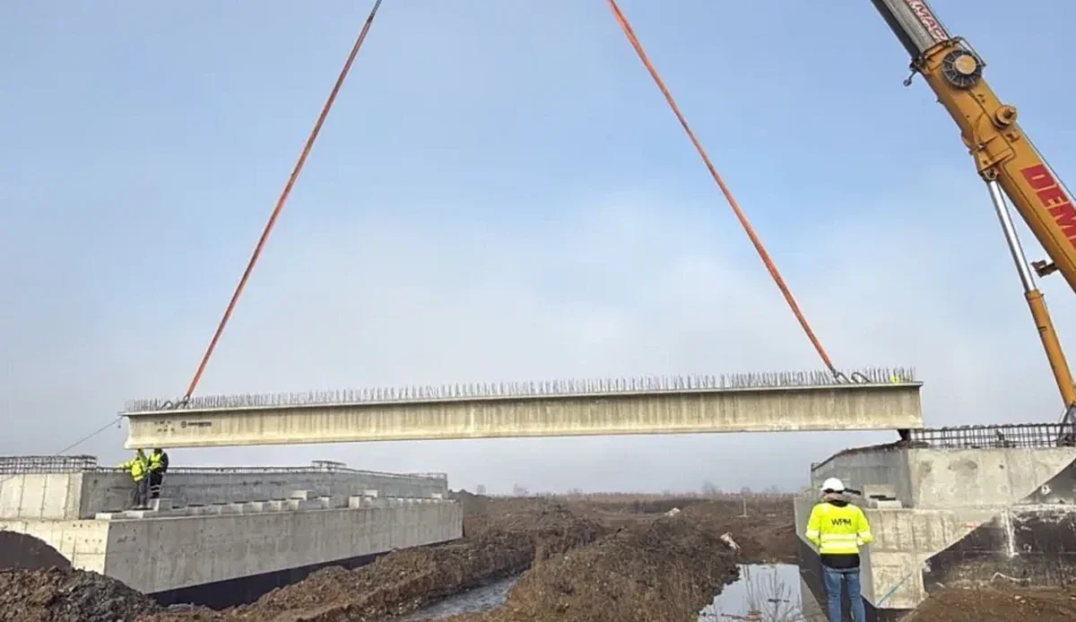 Prima grindă montată pe Lotul 2 al autostrăzii Sibiu – Făgăraș: care este stadiul lucrărilor / video