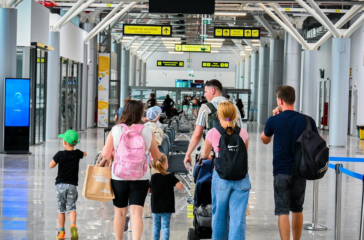 Exodul tăcut al românilor: cifrele oficiale arată că tot mai mulți pleacă din țară și tot mai puțini se întorc