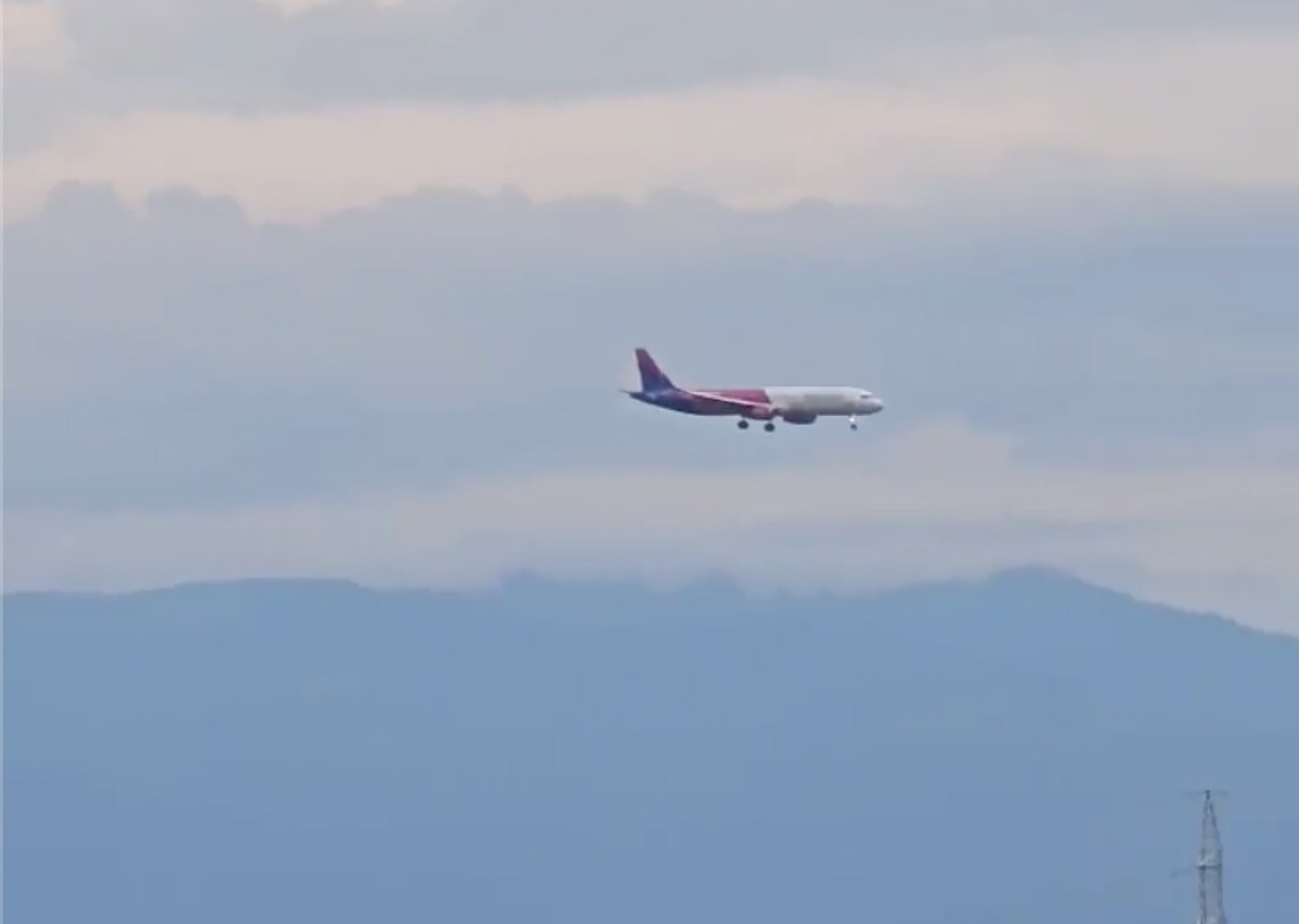 Sibiul survolat mai multe ore de un avion / video