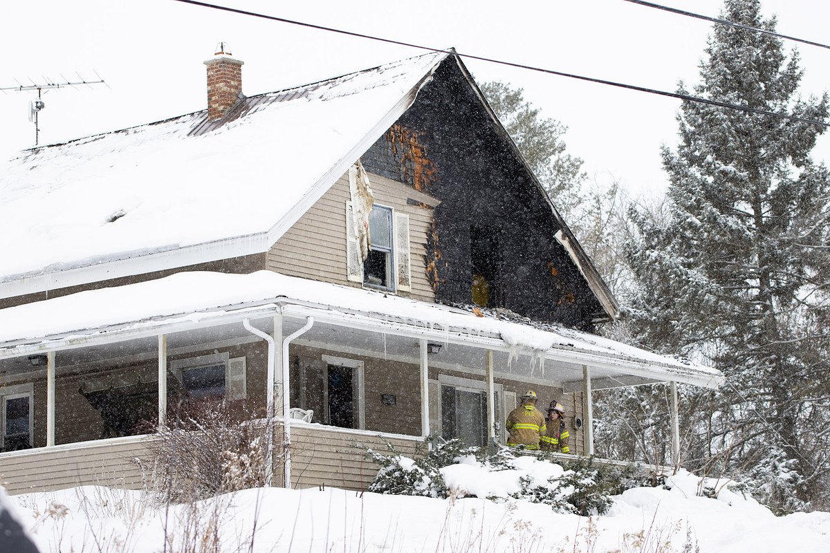 Crews battle Presque Isle house fire