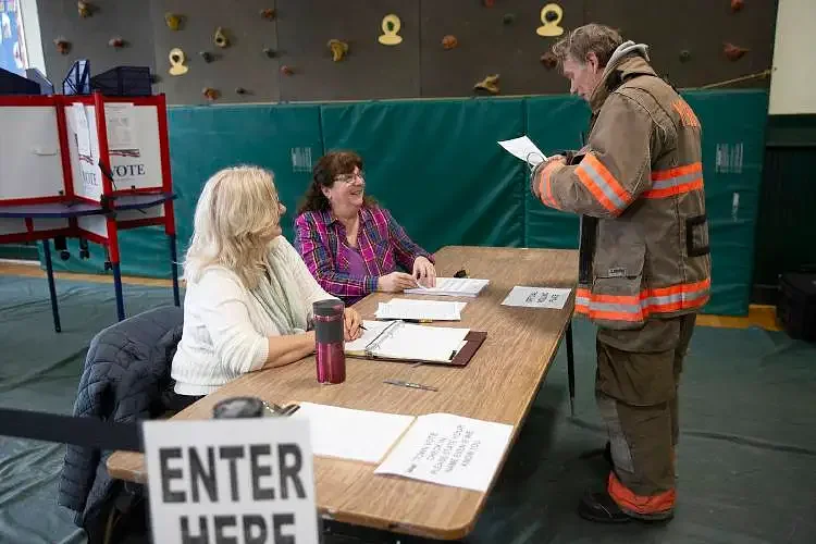 Preview: Newbury to vote on land gift and conservation easement for Tucker Mountain