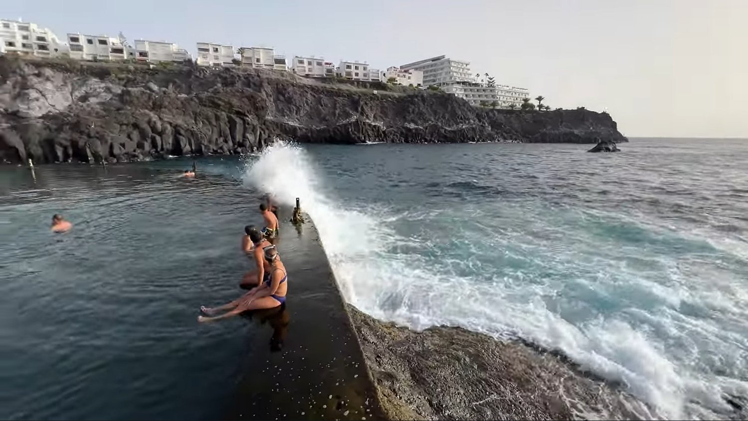 Doi români au murit în Tenerife: un val uriaș i-a lovit în plin / video