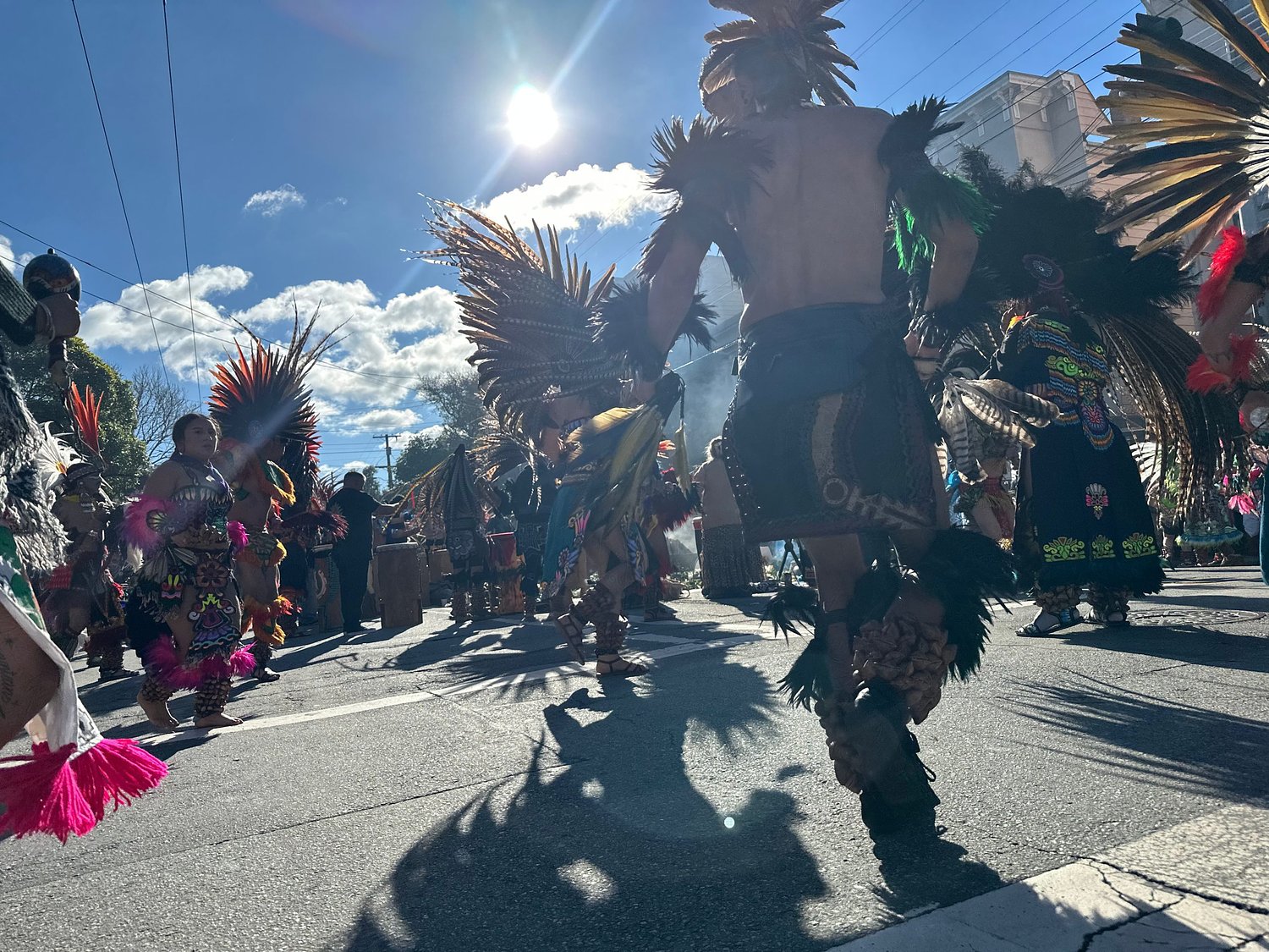 Llevando el fuego a casa: Cientos se reúnen en la Mission para honrar a Ricardo 'El Tigre' Peña.