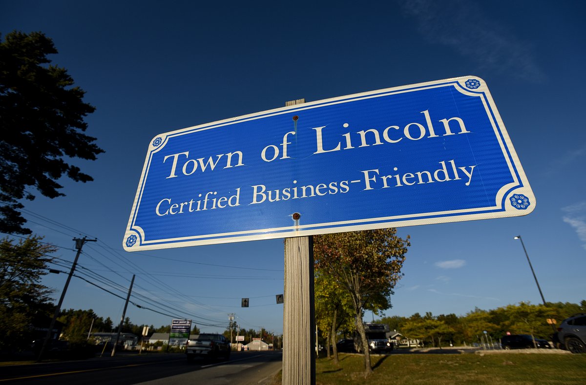 Lincoln hires interim town manager without background check