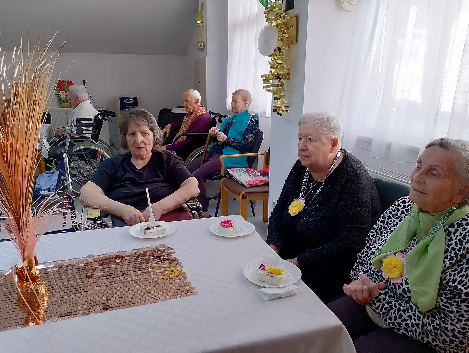 Bunicuțele  Maria și Silvia sărbătorite la Azilul de bătrâni din Săliște