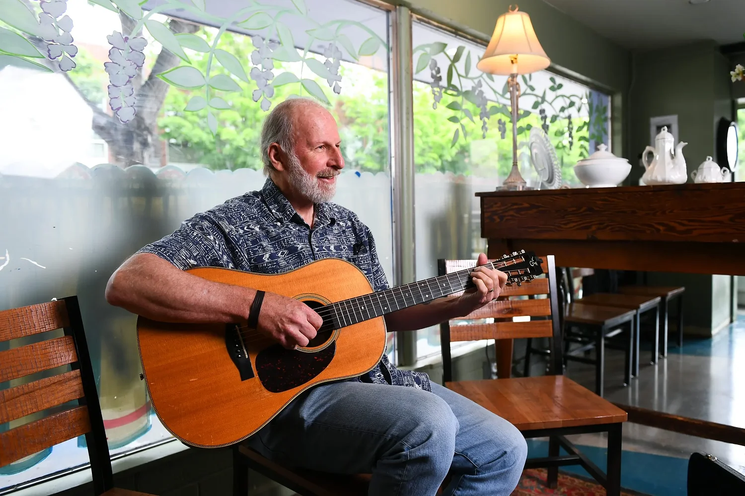 The meals are free. Steve Gibson’s music is, too 