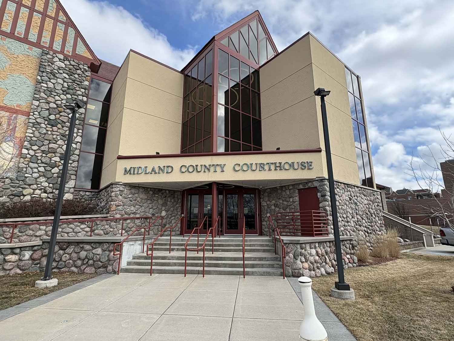 Oliver the comfort dog joins Midland County courts
