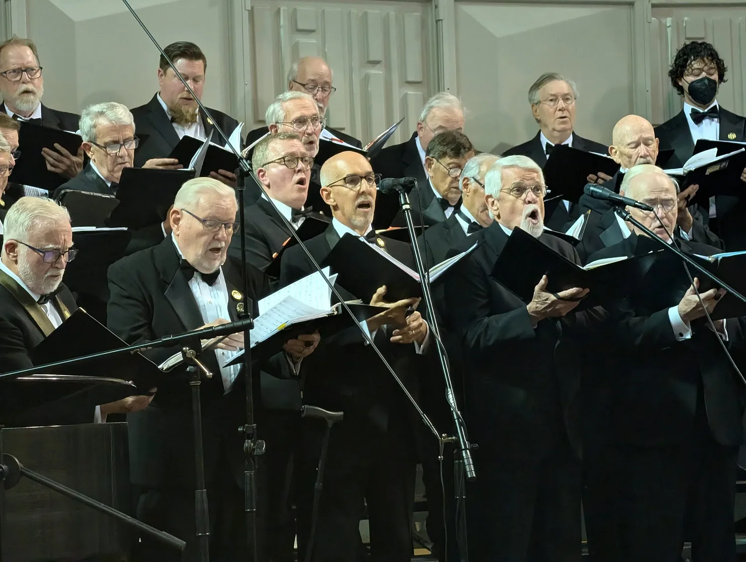 Men, young and old, find camaraderie in Eugene Gleemen singing group
