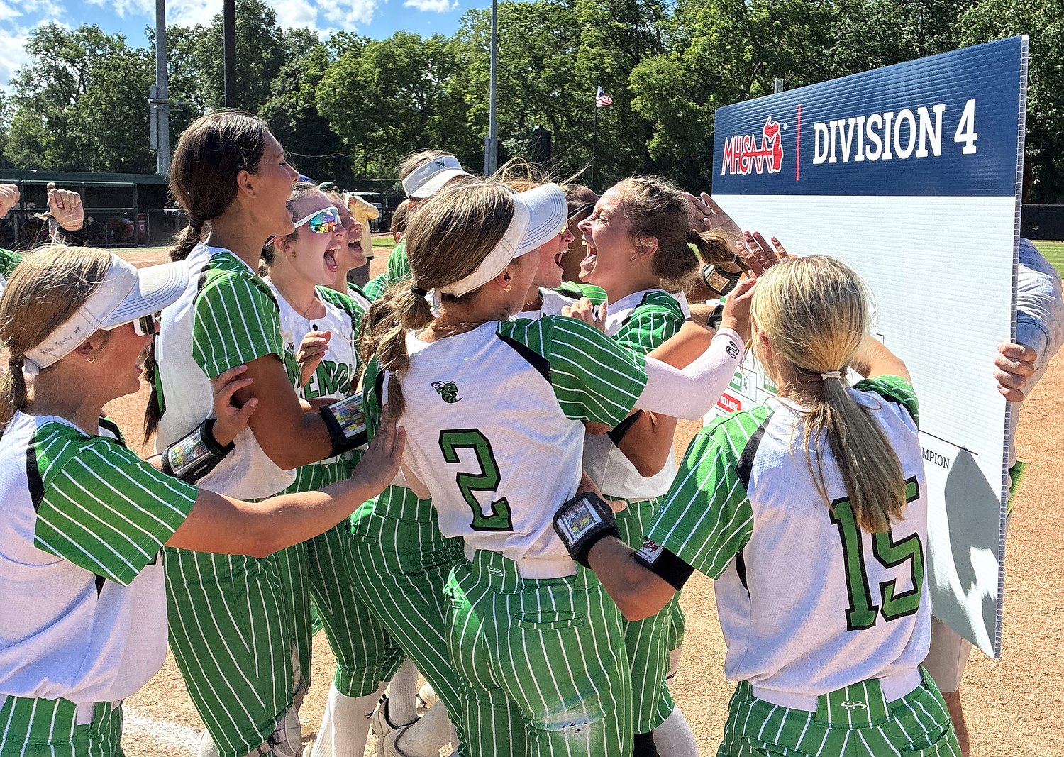 Defending champ Mendon edges Hillman for return to D4 title game