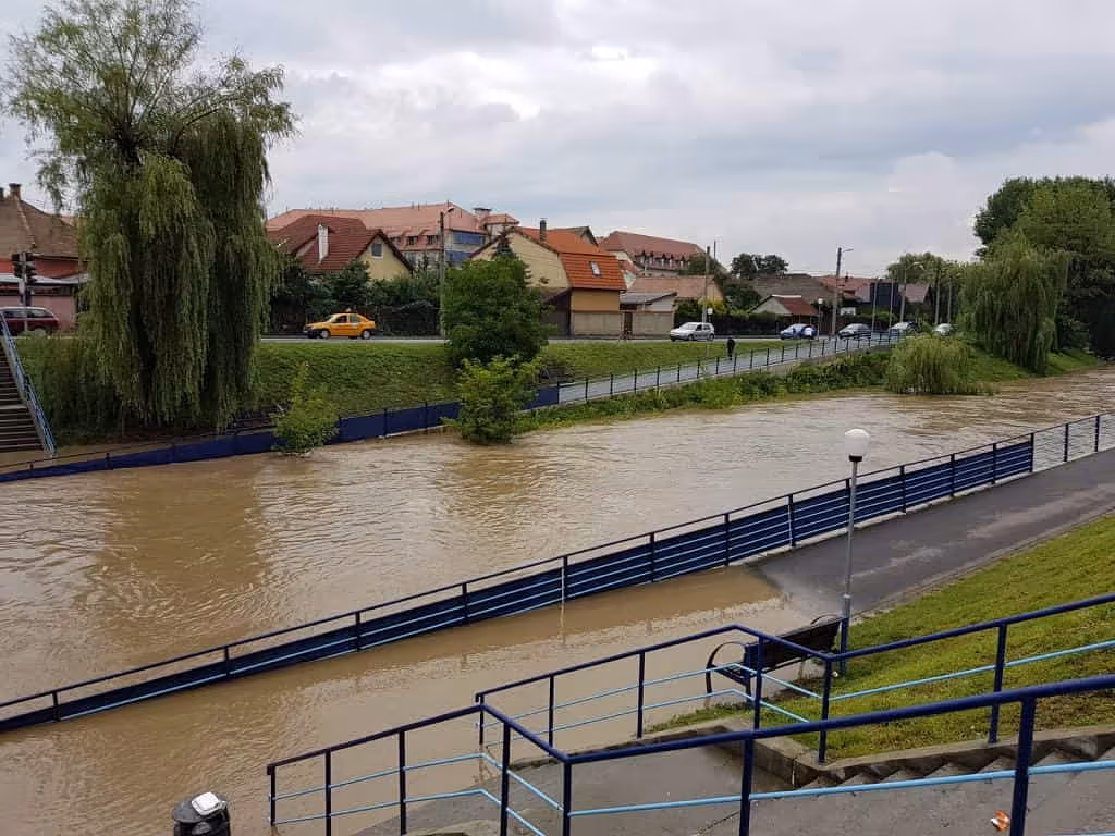Nou cod portocaliu de inundații pe râul Cibin. Toate primăriile din județ sunt în alertă
