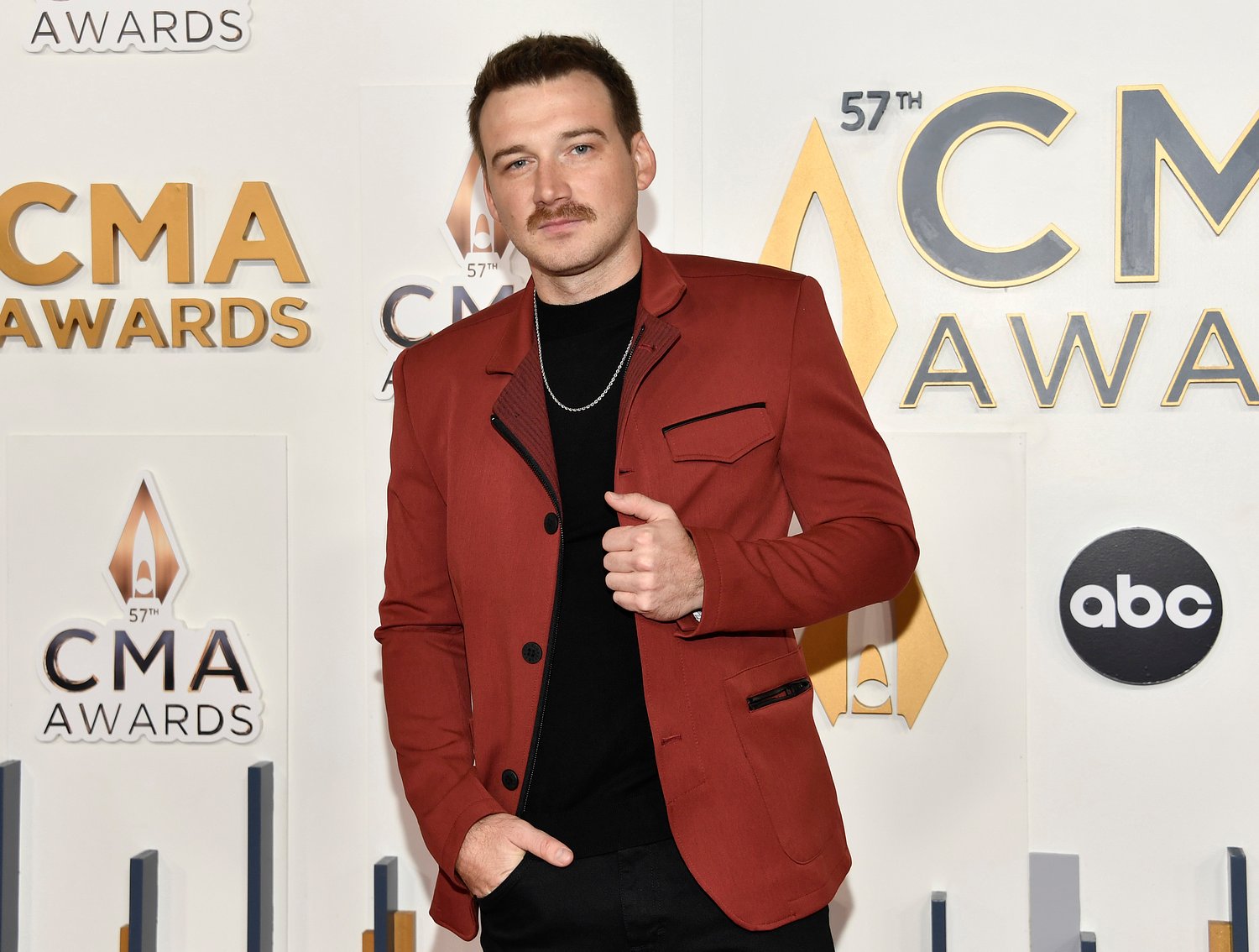 Country star grabs & throws security guard’s phone across stage during concert