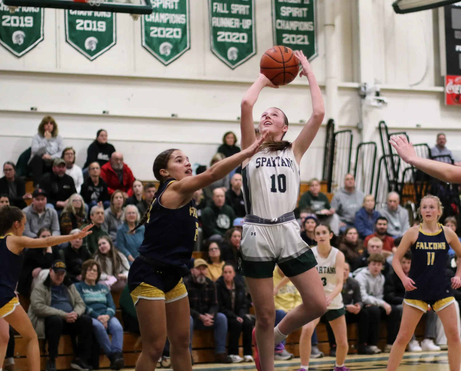 Spartans' experience and chemistry prove too much for Bow in 58-37 win