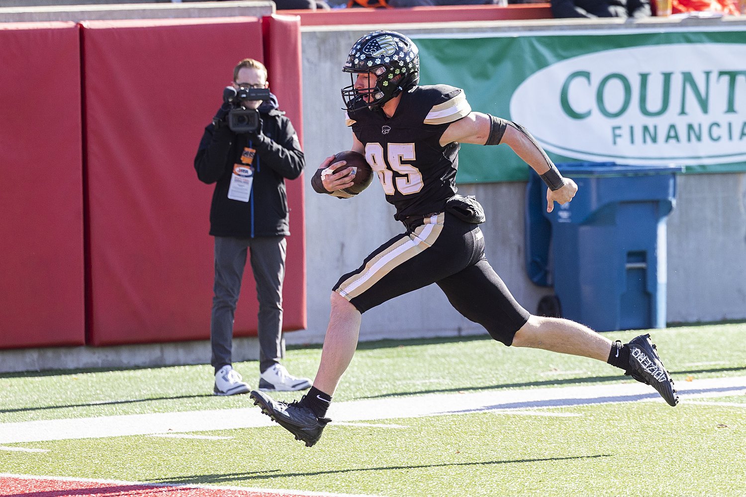 Aiden Wild scores 5 touchdowns, Lena-Winslow routs Brown County for first title since 2022