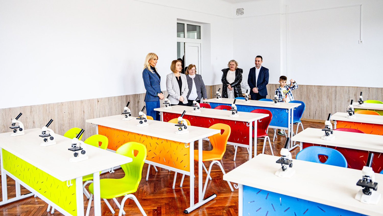 Poveste emoționantă la Tălmaciu: profesorii și părinții au strâns bani pentru un laborator modern