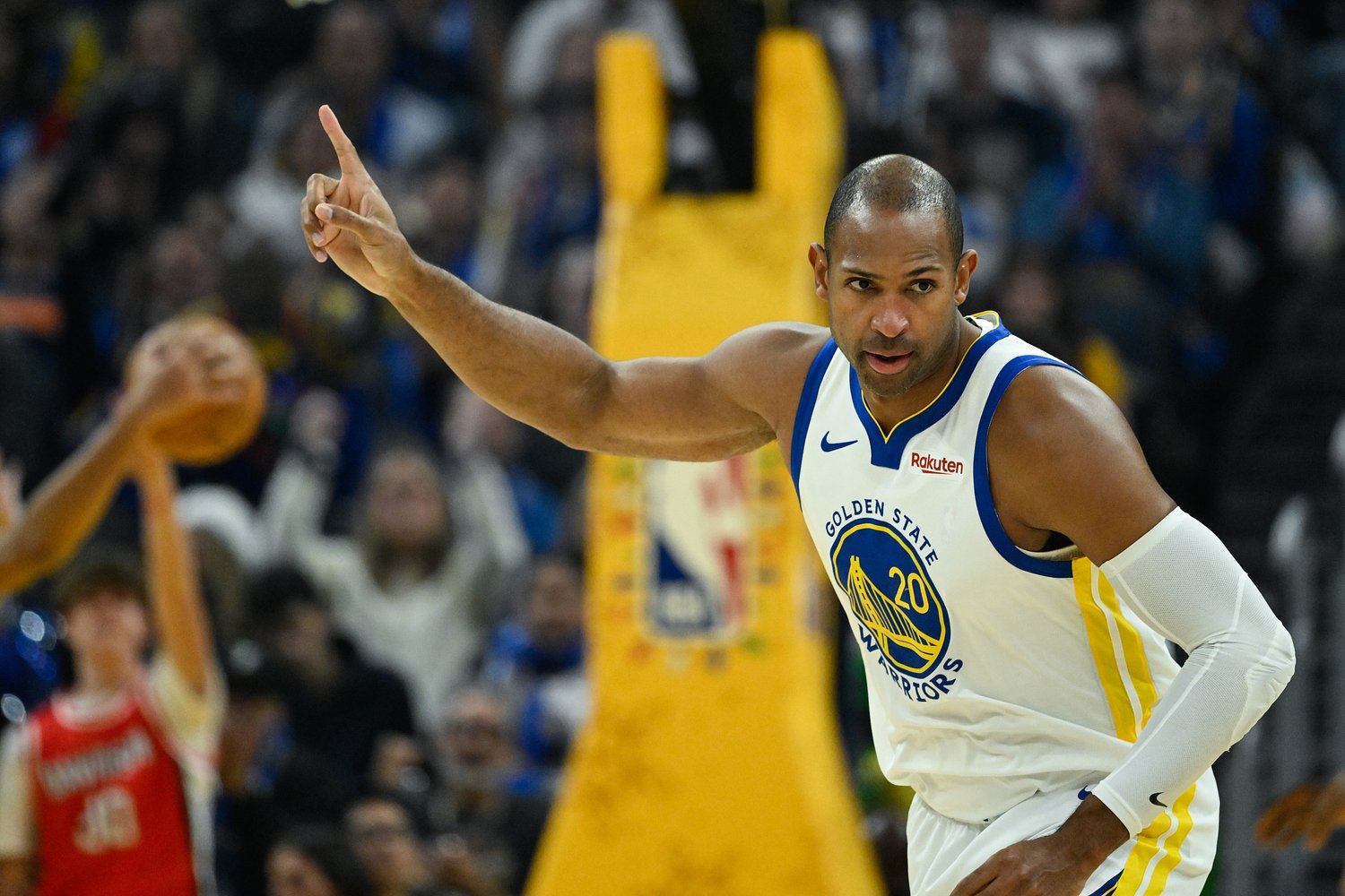 Former Celtics center to re-sign with Warriors for 20th NBA season