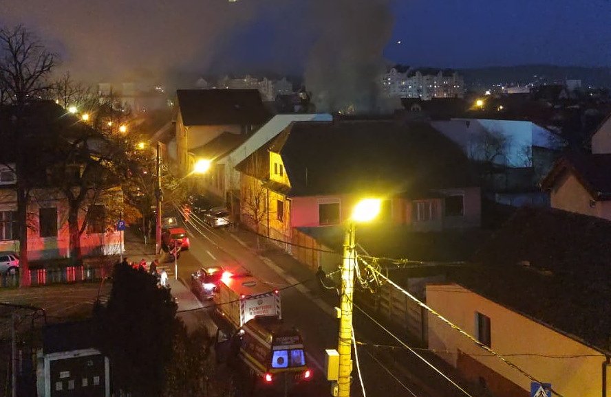 Incendiu puternic la Sibiu: flăcări în vecinătatea unei școli / foto video