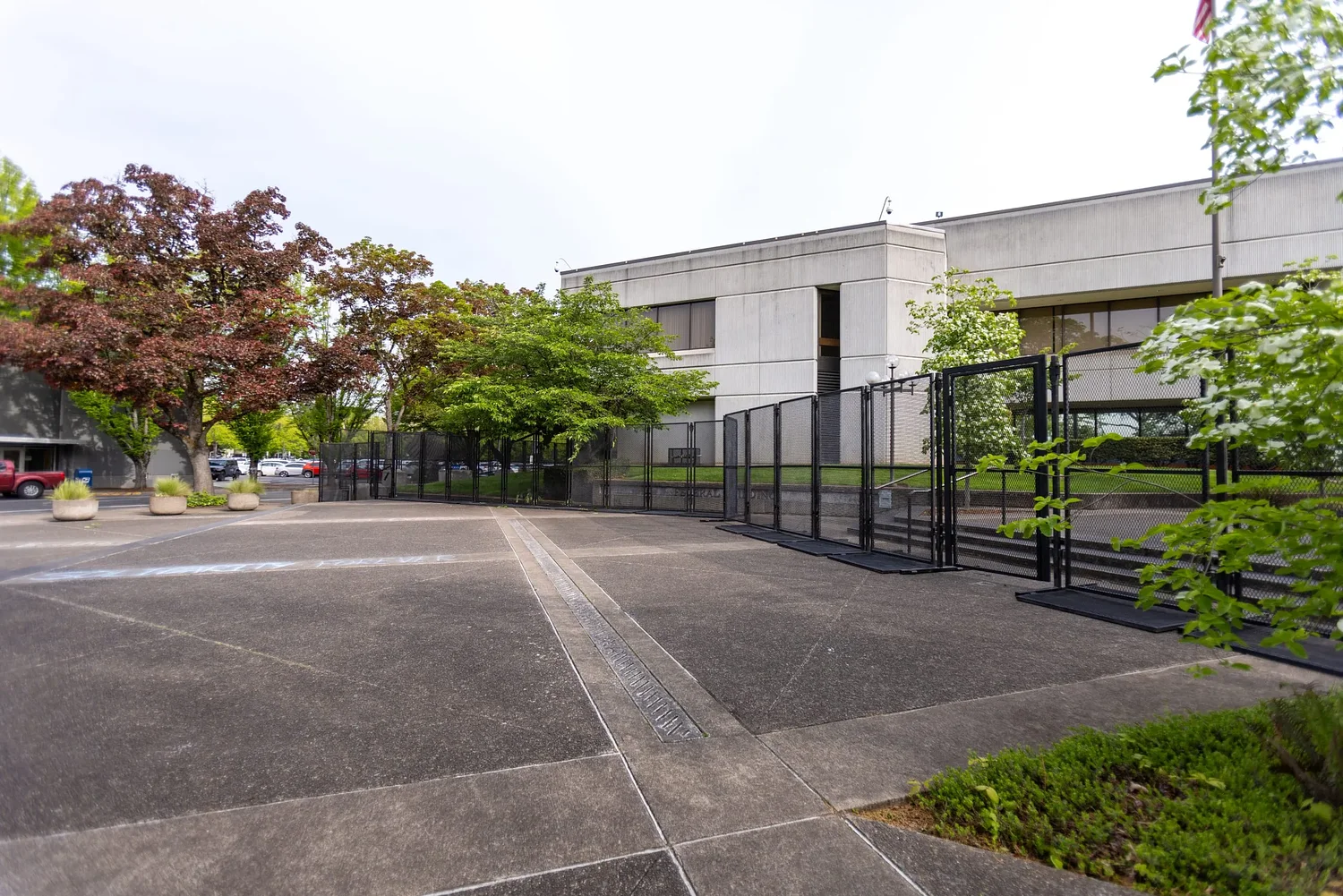 New fence around Eugene Federal Building closes off much of plaza