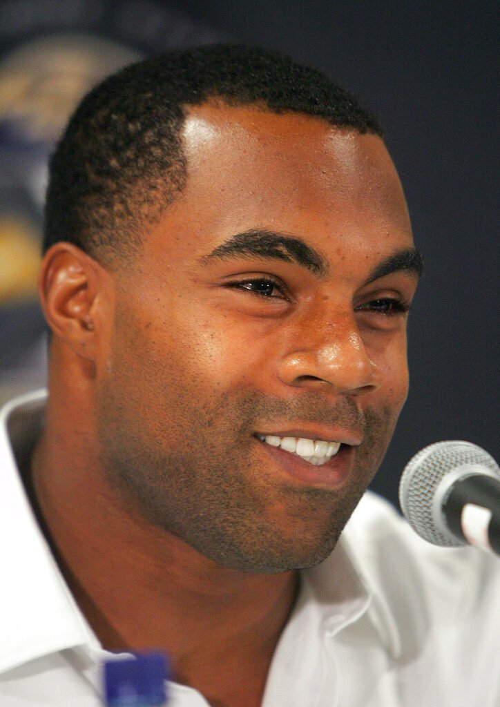 Baltimore Ravens legend Jamal Lewis brings fans together ahead of Super Bowl FanFest