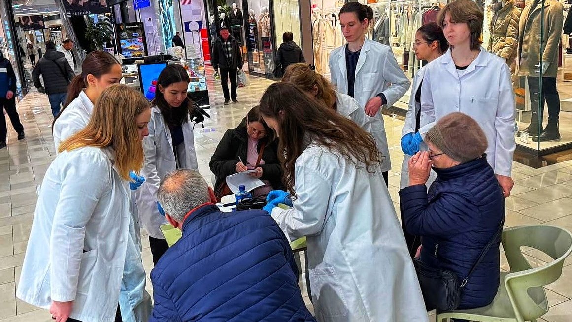 Acțiune utilă la Promenada Mall: depistare gratuită a diabetului și a hipertensiunii / foto video