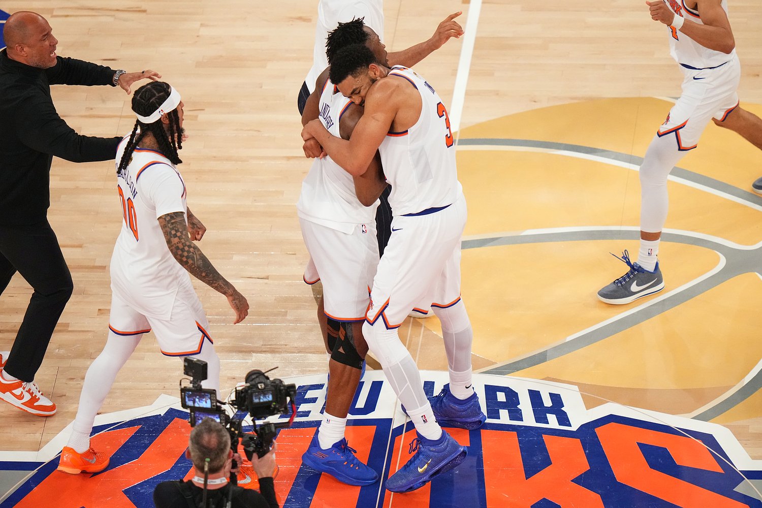 Knicks complete record rally from 29 points down and beat Spurs 107-106 for 3-1 NBA Finals lead