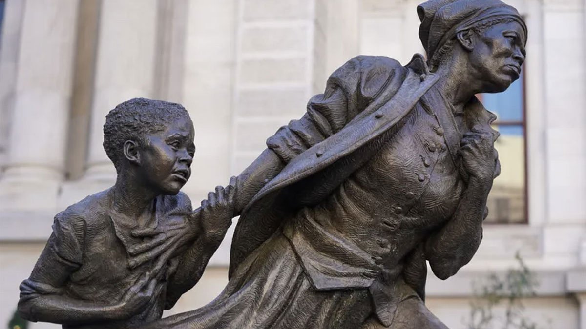 1863: Harriet Tubman Combahee Ferry raid freed 700 slaves