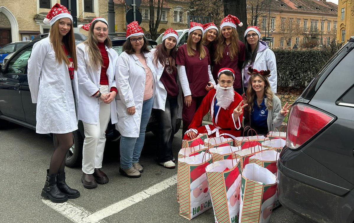 Mobilizare emoționantă la Sibiu: studenții mediciniști strâng haine, jucării și dulciuri pentru micii pacienți / foto