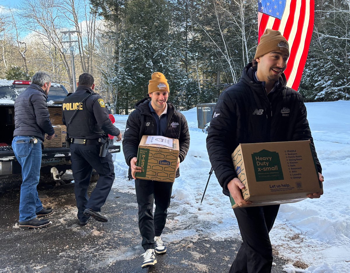 UMaine hockey players spread holiday cheer with Holden’s 25 Days of Kindness