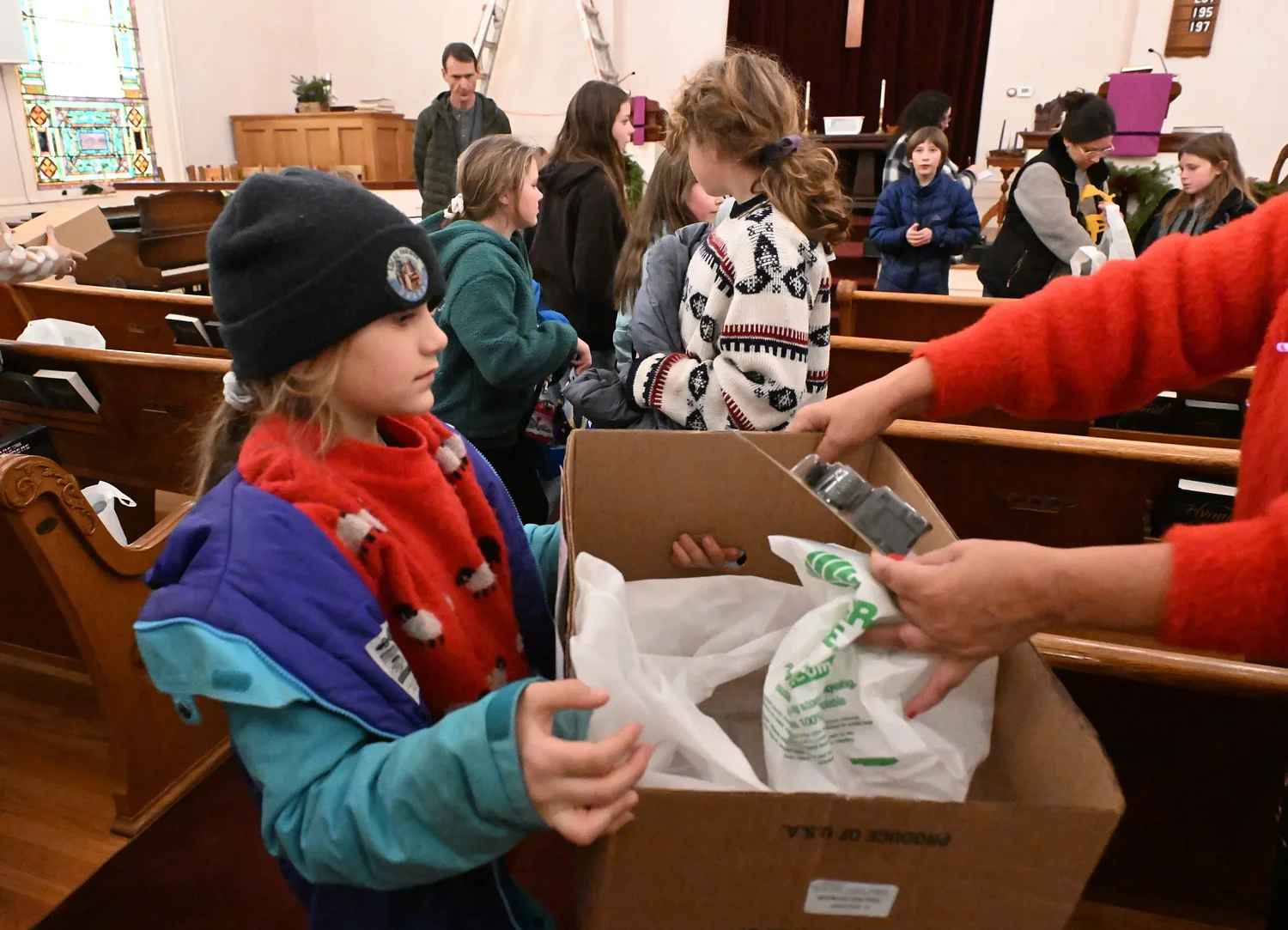 Becoming part of 'something bigger': Hawlemont students deliver cookies to Good Neighbors Food Pantry