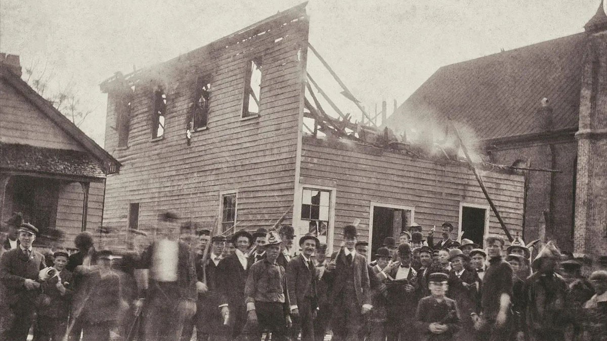1898: Alexander Manly escapes lynch mob