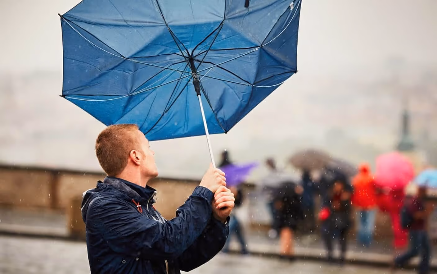 Avertizare meteo: intensificări ale vântului și răcire bruscă a vremii în toată țara