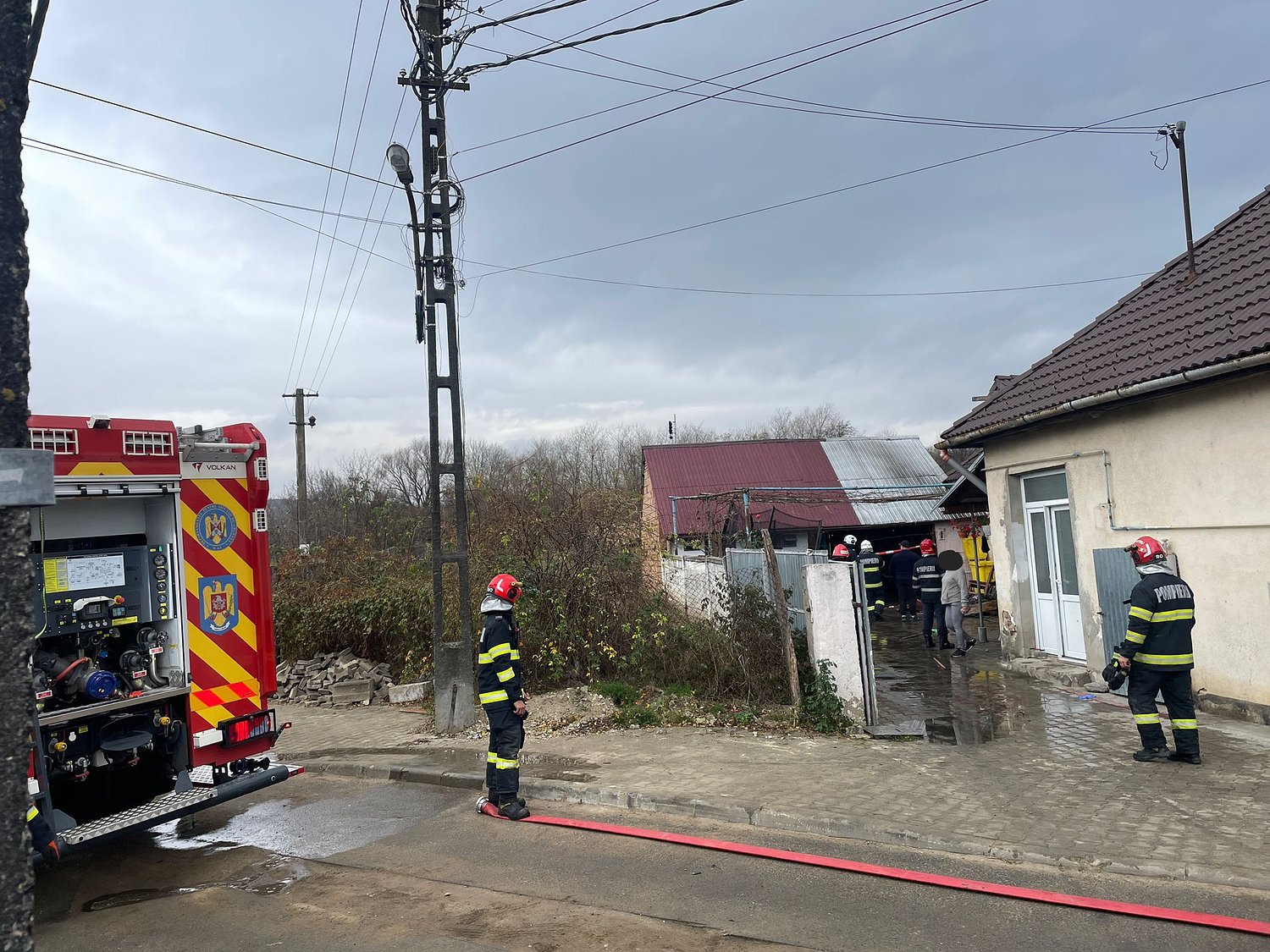 Sinucidere la Veștem: un bărbat a dat foc la casă și s-a spânzurat în șură / foto