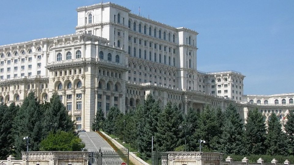 Scandal în Parlament: Funcționarii publici cer scoaterea antenelor de pe Casa Poporului