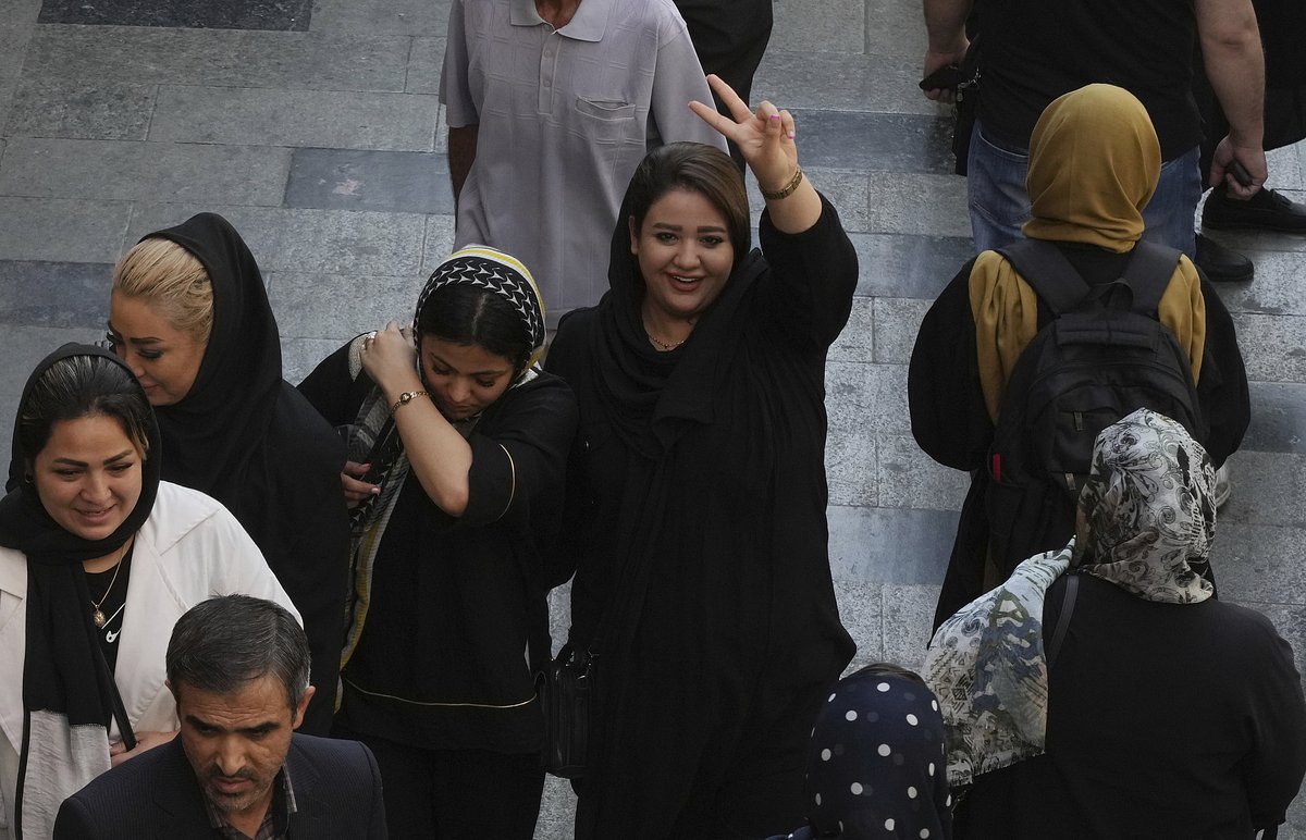A purse filled with obscure sorrows: Lesson from an Iranian bookstore