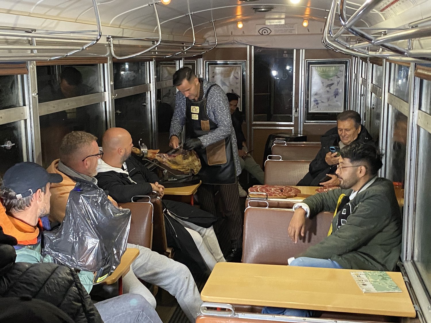 Mocănița de pe Valea Hârtibaciului, platou de filmare pentru „Poftiți pe la noi”: vedetele emisiunii au ajuns și la stâna lui Nea Ionică / foto