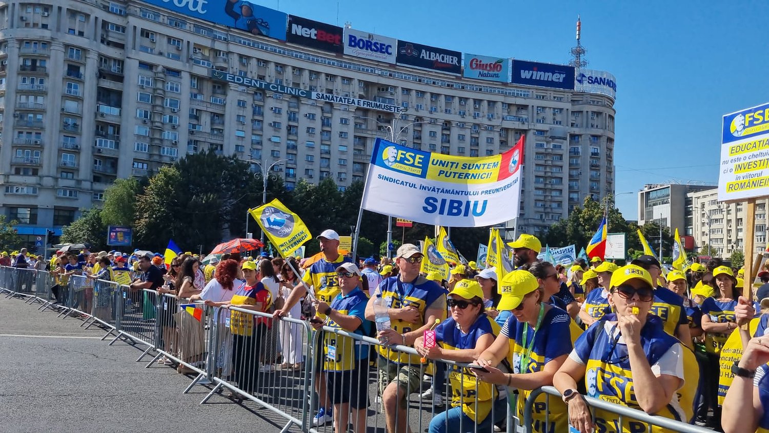 Profesorii protestează săptămânal în Capitală: Cadre didactice din Sibiu se alătură pichetărilor de la București