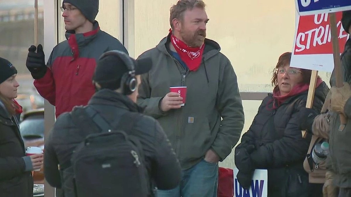 Graham Platner joins picket line outside Bath Iron Works