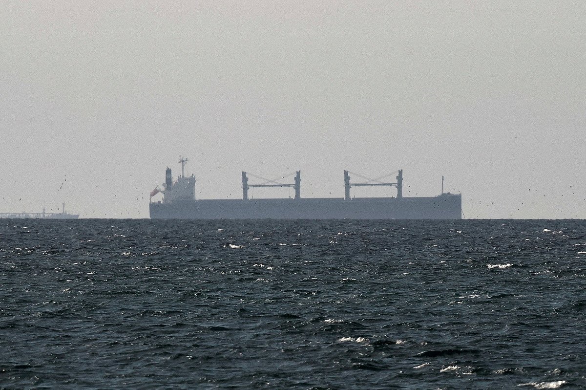 Oil falls by 11% after Iran's foreign minister declares Strait of Hormuz open